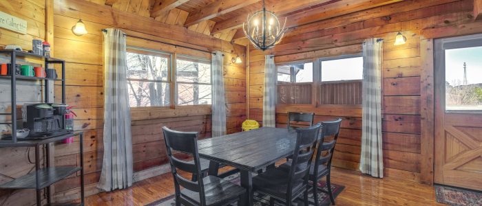 An Amazing Time Cabin - Pigeon Forge - Dinning Table